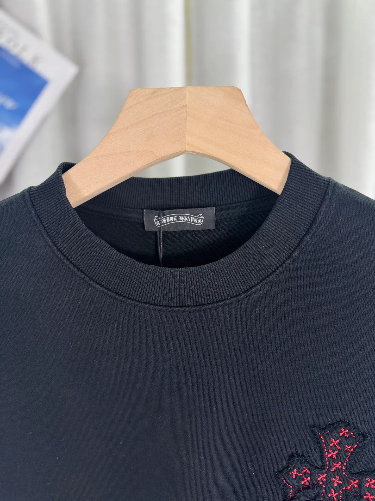 P260 top version, real shot without P, ​​different from market currency) 𝗖𝗵𝗿𝗼𝗺𝗲 𝗛𝗲𝗮𝗿𝘁𝘀/Cro Heart 2025 patch embroidery autumn and winter new original single counter American laser burnt 3D three-dimensional color embroidery couple casual sweatshirt 👑The highest version! Customized fabric 400g tripe terry fabric! American acid-washed and distressed original fabric laser burnt ✟appliqué embroidery and exquisite embroidery of letters! The best-selling model in the counter, very comfortable to wear. Accessories: original molded and authenticated collar label➕100% silk wash label. Genuine purchase-grade original hangtag��matching hanging rope➕3D hanging beads➕original packaging bag. Craftsmanship: The original version has consistent wiring! The highest version of the armhole matching technique! Color: White Black Size: S M L XL Style Number: 25-316